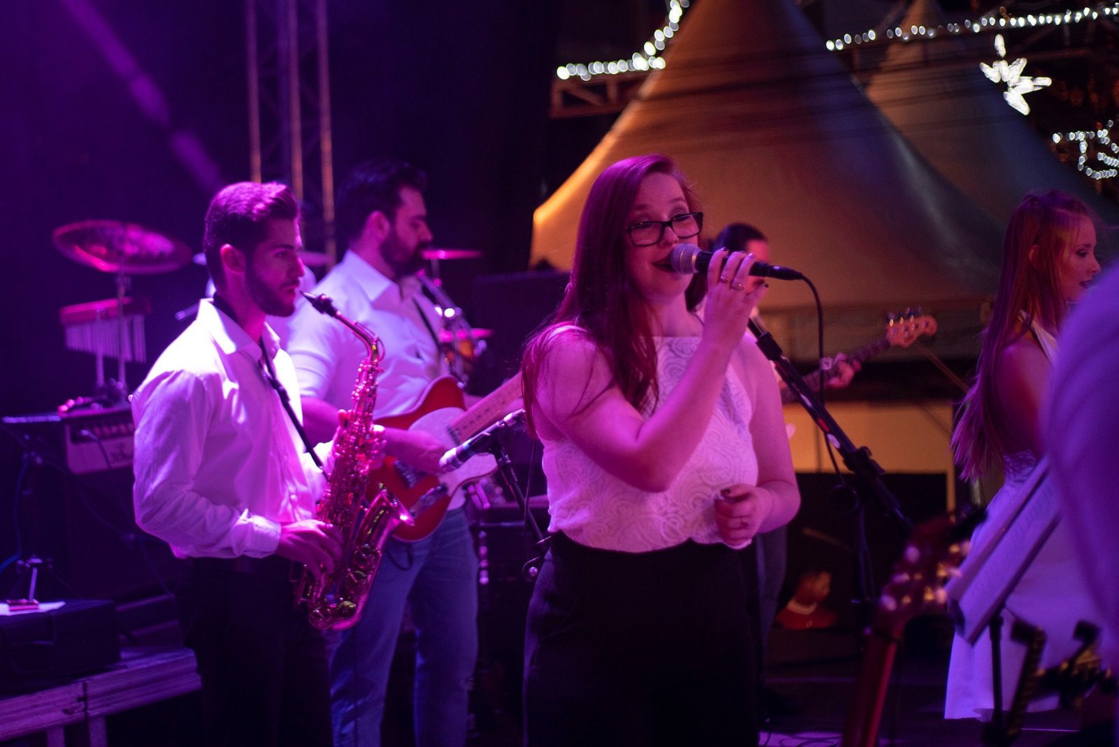 Letícia Bertoldi cantando com banda e naipe de metais